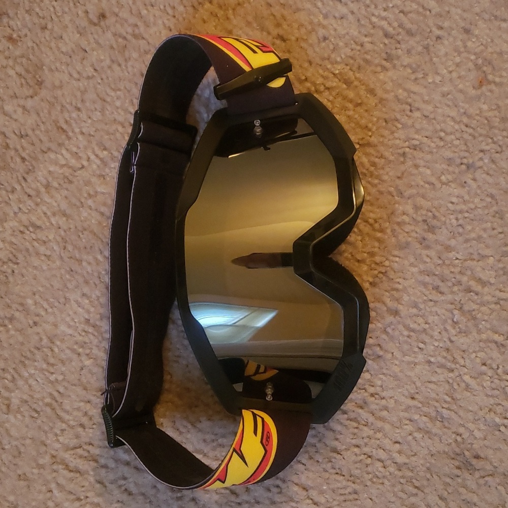 Goggles - Picture 2 of 5